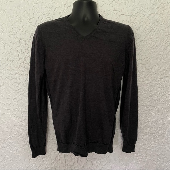 Boss Hugo Boss Slim Fit Fine Marino Wool V Neck Sweater Gray XL - Picture 2 of 9